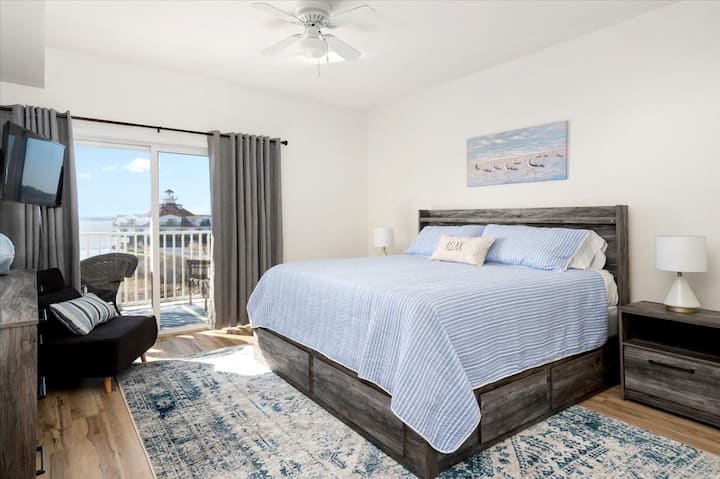 ห้องนอนหลักพร้อมทางเข้าระเบียง