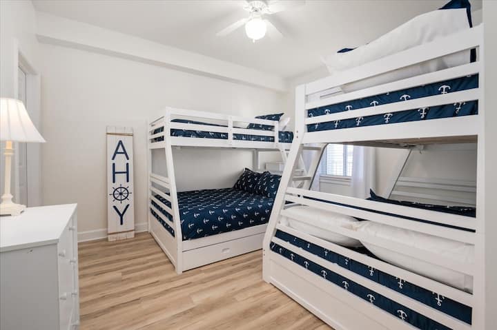 ห้องพักสองชั้นพร้อมเตียงแฝด 2 ชุดบนเตียงสองชั้นเต็มรูปแบบ