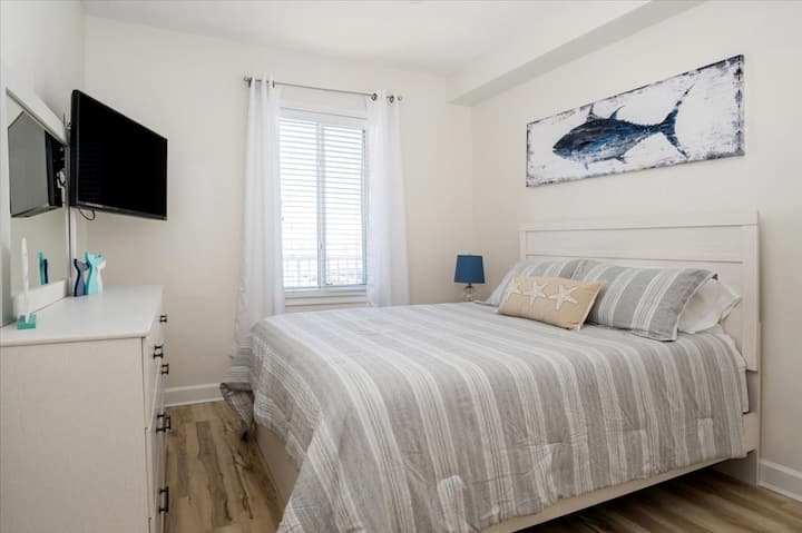 ห้องนอน 2 พร้อมเตียงควีนไซส์และทีวี