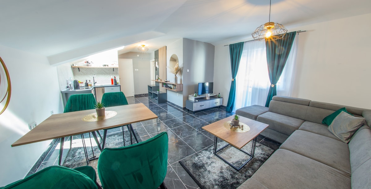 Მოსტარის სამკაული - ბინა Emerald Luxe - მისაღები ოთახი