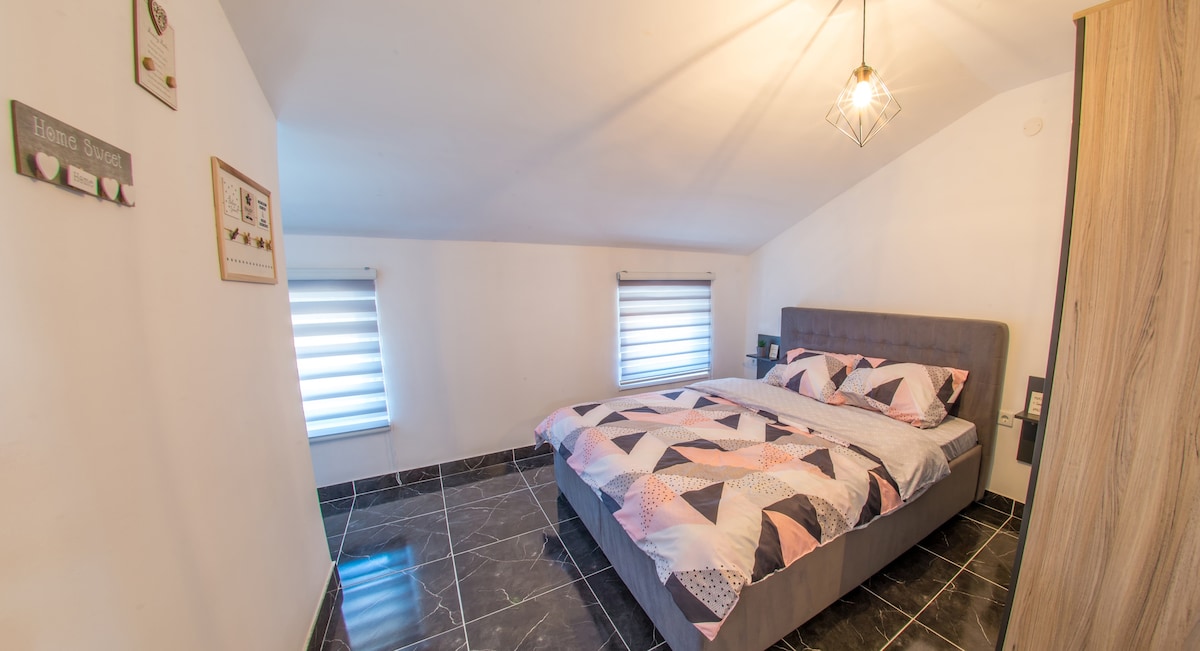 Მოსტარის სამკაული - ბინა Emerald Luxe - საძინებელი