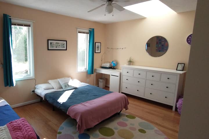 Segundo dormitorio en la planta superior: sofá cama de tamaño completo abierto y cama individual