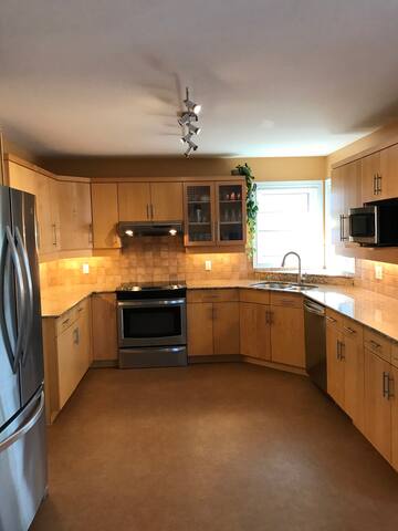 Long term summer rental house with hot-tub. gallery image 4