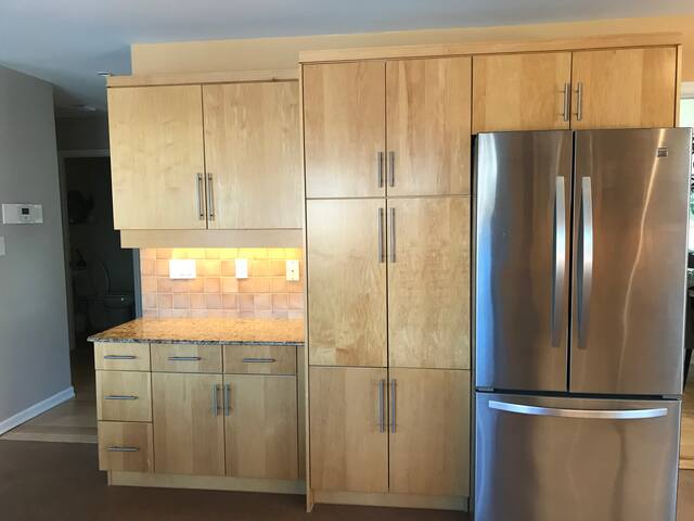 Long term summer rental house with hot-tub. gallery image 5