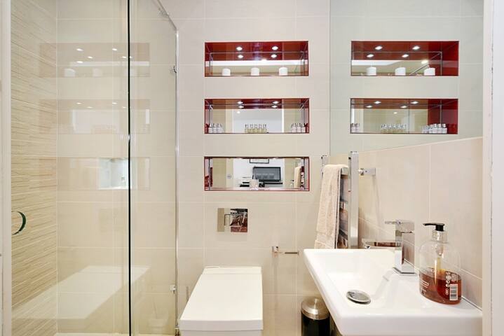 Stunning mews house in heart of Kensington gallery image 3