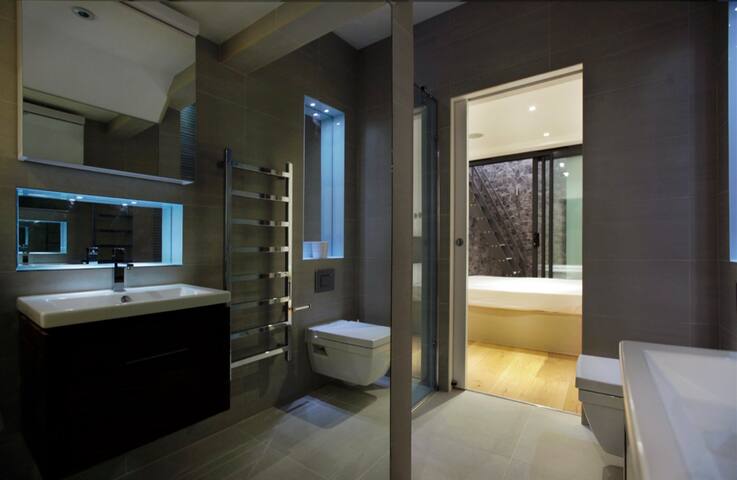 Stunning mews house in heart of Kensington gallery image 2