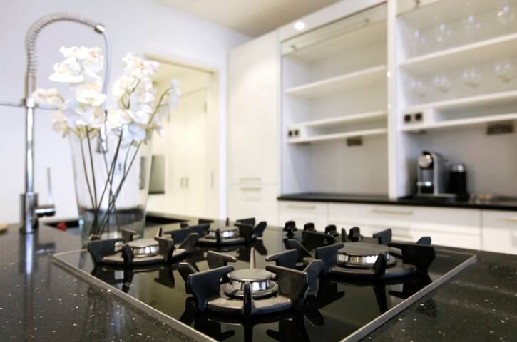 3 Bedroom flat in a quiet Kensington mews gallery image 4