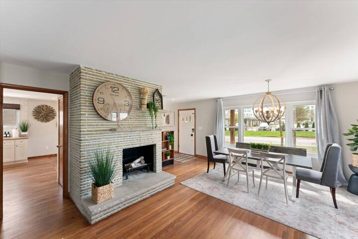 Lite & Bright 4 Bed | Hot Tub| Yard | Priv Parking gallery image 2