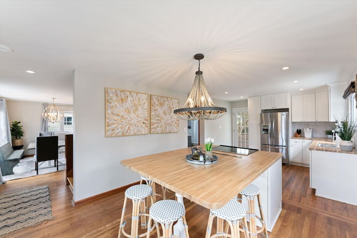 Lite & Bright 4 Bed | Hot Tub| Yard | Priv Parking