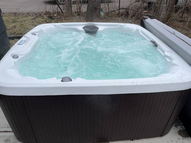 Lite & Bright 4 Bed | Hot Tub| Yard | Priv Parking gallery image 4