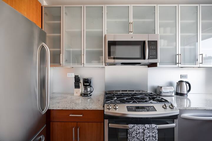 Lovely 3 Bed on Park Avenue With Gym #6162 gallery image 5