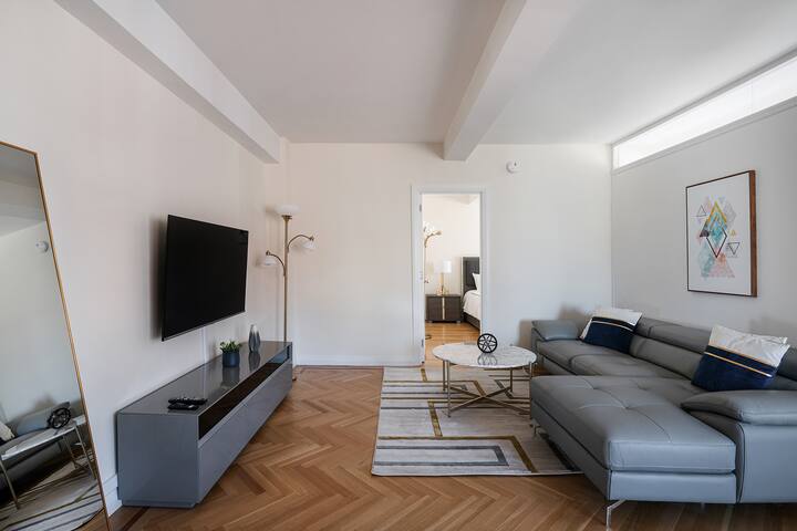 Lovely 3 Bed on Park Avenue With Gym #6162 gallery image 2