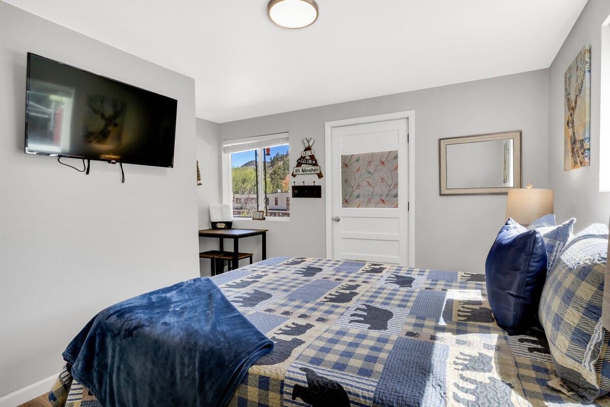 Спална соба со посебен влез и работна станица.