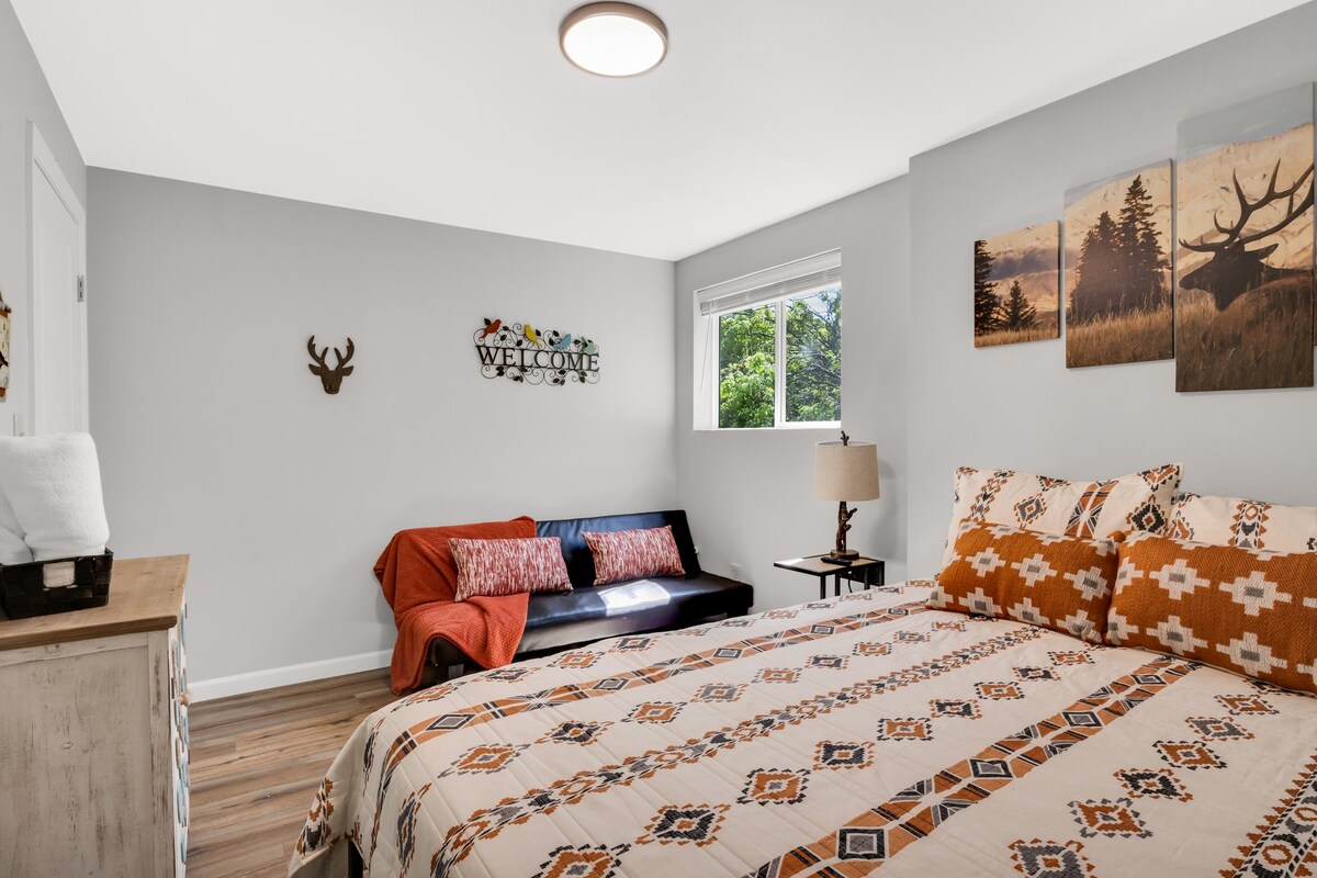 Спална соба со футон.