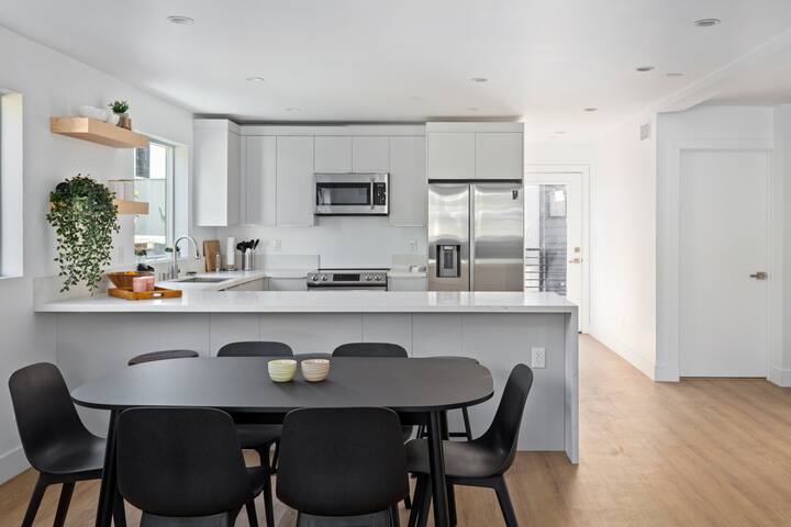 Modern 6BR Retreat • Near DTLA, Disney & Beaches gallery image 5