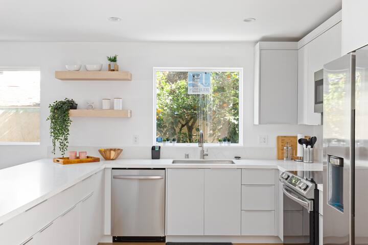 Modern 6BR Retreat • Near DTLA, Disney & Beaches gallery image 4