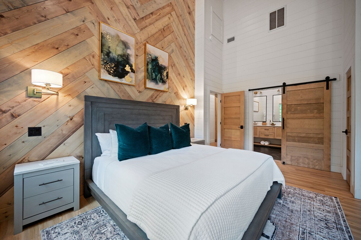 卧室1 -加大双人床，带套内卫生间