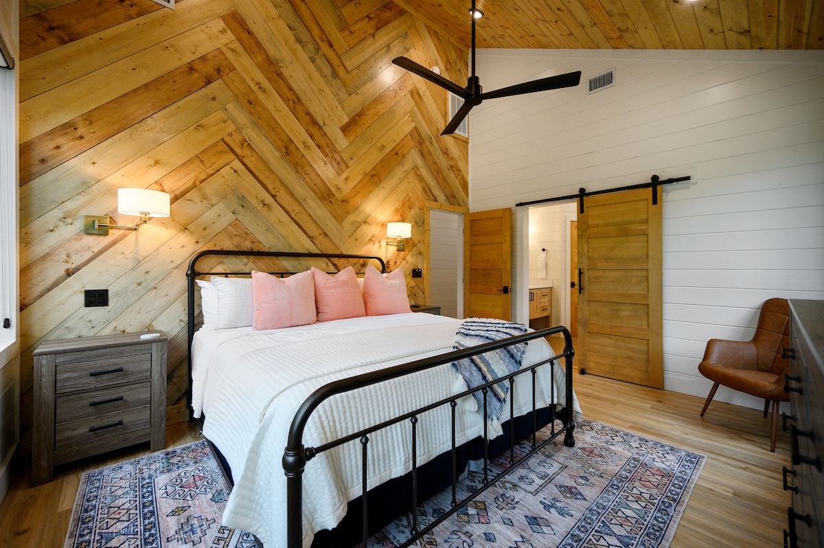 主卧2 ，带独立卫生间的加大双人床