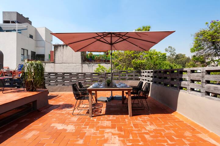 Glamorous restored apt. w/ rooftop in peaceful st. gallery image 4