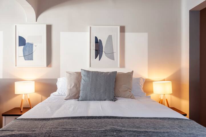 Restored glamorous 20’s Apt. W/ Rooftop terrace gallery image 5