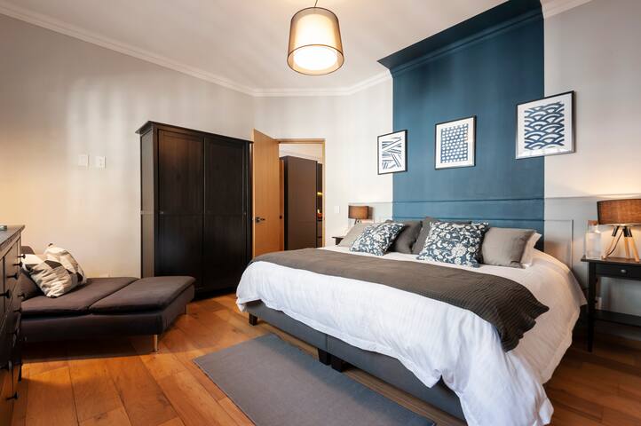 Restored glamorous 20’s Apt. W/ Rooftop terrace gallery image 2