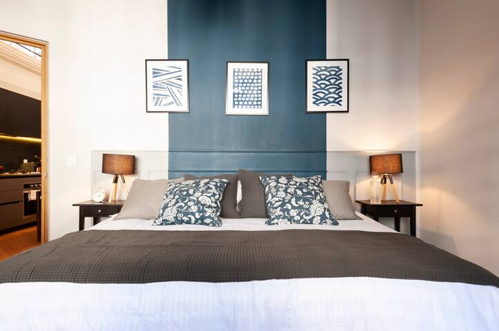 Glamorous restored apt. w/ rooftop in peaceful st. gallery image 2