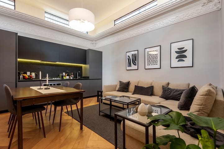 Glamorous restored apt. w/ rooftop in peaceful st.