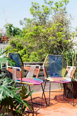 Glamorous restored apt. w/ rooftop in peaceful st. gallery image 3