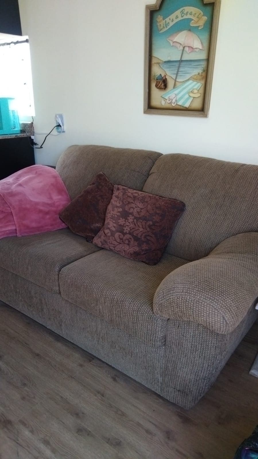 ספה נפתחת נפתחת בגודל נוח עם ספה נפתחת. 