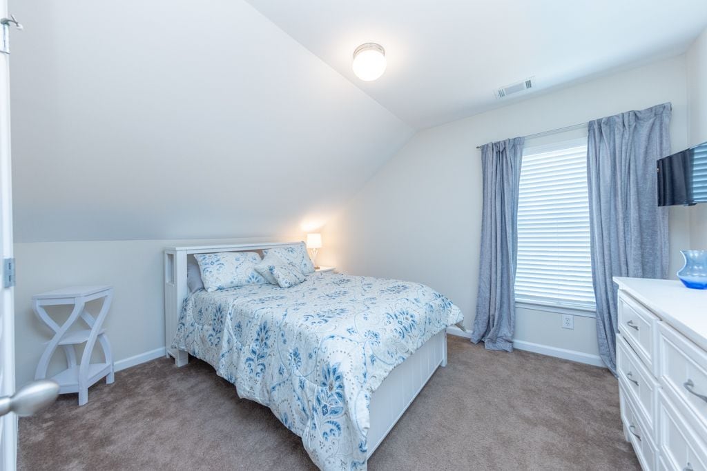 Derde slaapkamer die boven is met kast en badkamer aan de overkant van de hal