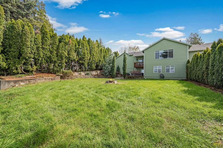 Happy Valley Home, Game Room, + 8 beds! gallery image 2