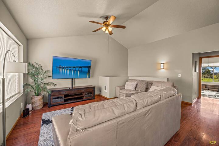 Happy Valley Home, Game Room, + 8 beds! gallery image 3