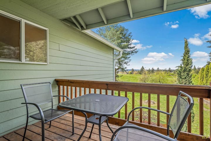 Happy Valley Home, Game Room, + 8 beds! gallery image 5