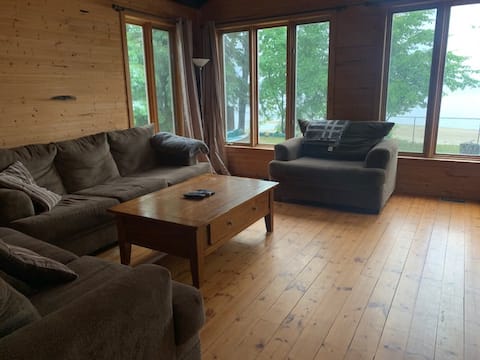 Popular Airbnb listing: 4 season cottage with hot tub in Constance Bay in West Carleton March