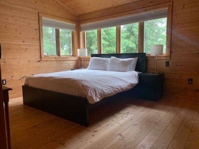 4 season cottage with hot tub in Constance Bay gallery image 4