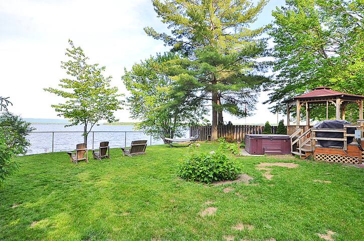 4 season cottage with hot tub in Constance Bay