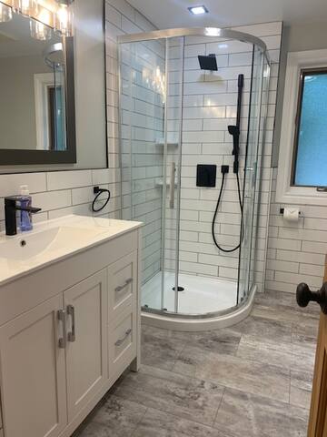 4 season cottage with hot tub in Constance Bay gallery image 3