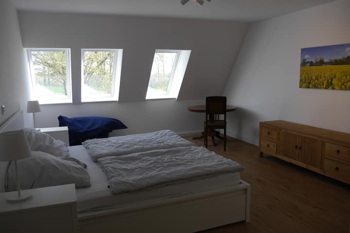 Spálňa 1 s manželskou posteľou a stolom