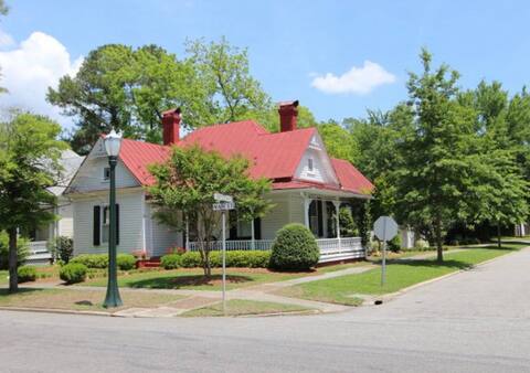 Beautifully Decorated, Historic, Main St home.