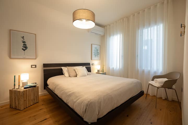 spavaća soba s bračnim krevetom, udobnim madracem od memorijske pjene, širokim izborom jastuka za prilagođavanje odmora; privatni klima-uređaj u sobi, ormar sa 6 vrata;