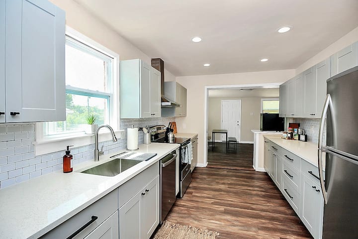 Bright 4bed/2ba | Close To Uptown | Deck | Parking - Charlotte, NC