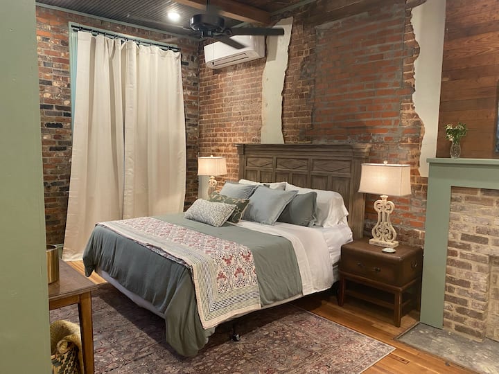 The Buzzard's Roost Inn The Laurel Room Boutique hotels for Rent in