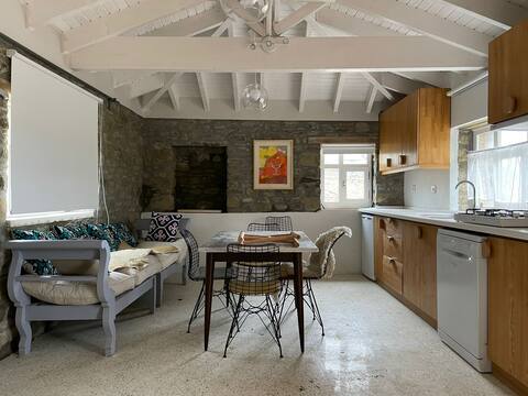 Clubhouse-Cosy 1 bedroom cottage house