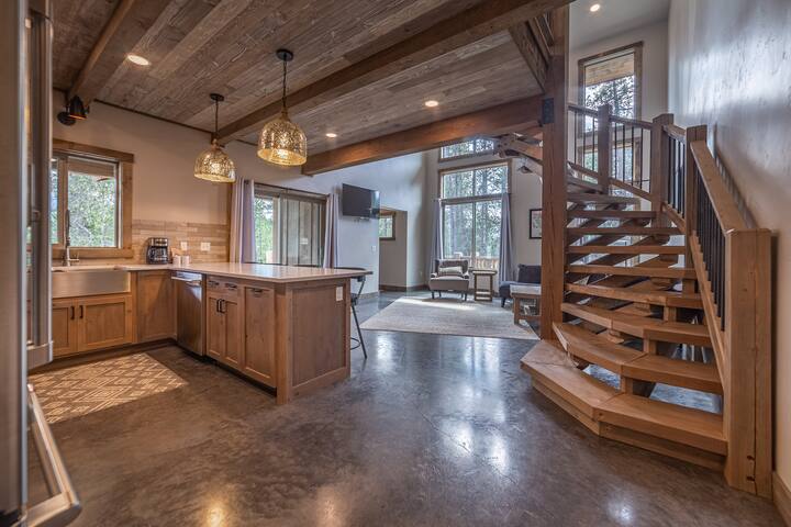 Luxury Condo 2bd/2ba Private HOT TUB-near GNP #4-1