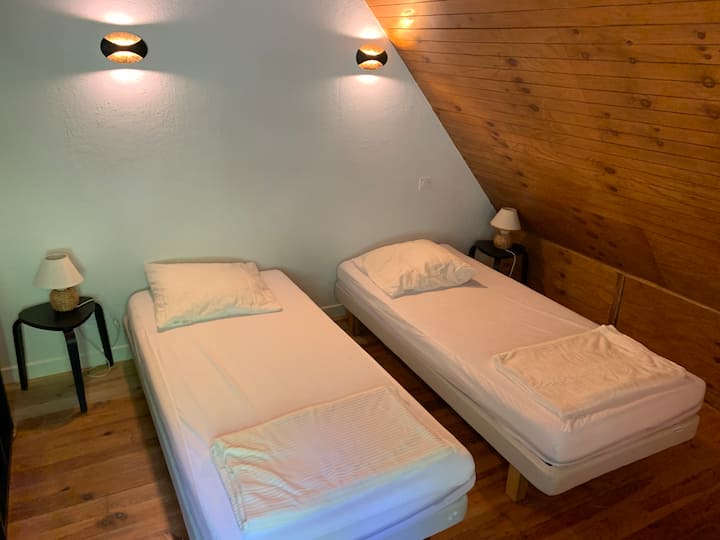 غرفة سوداء، 3 أسرّة مزدوجة