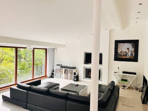 Large, modern 4 bedroom home in the Surrey Hills