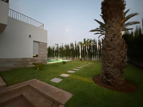 Beautiful Villa, Pool, Beach Access, Seaside Area