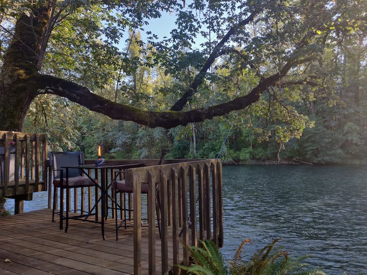 Riverbank Getaway Grill, fish, and relax Guest suites for Rent in