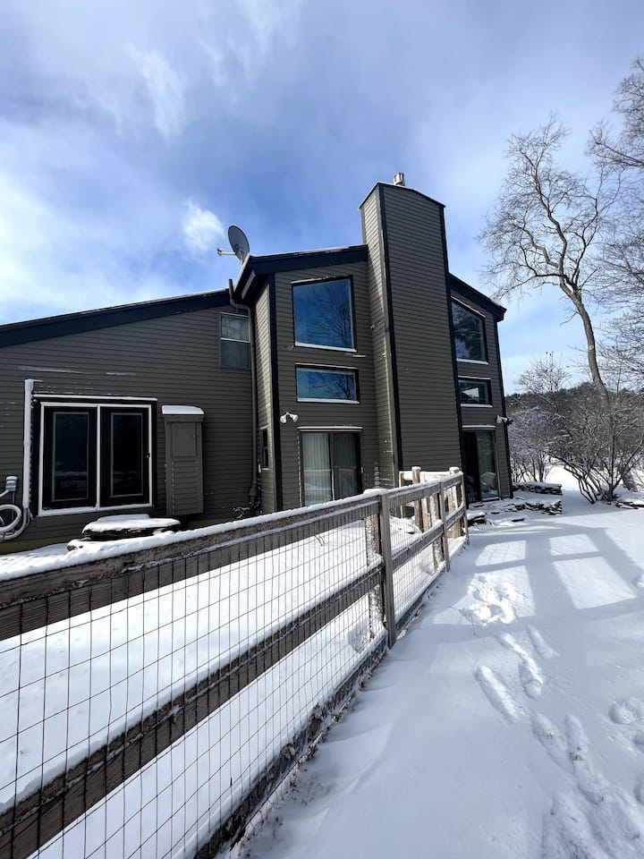 3.5 bedroom home w/mountain views & outdoor pool Houses for Rent in