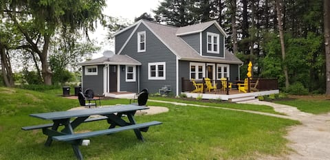 Cozy Lawson Cottage walking distance to town/beach